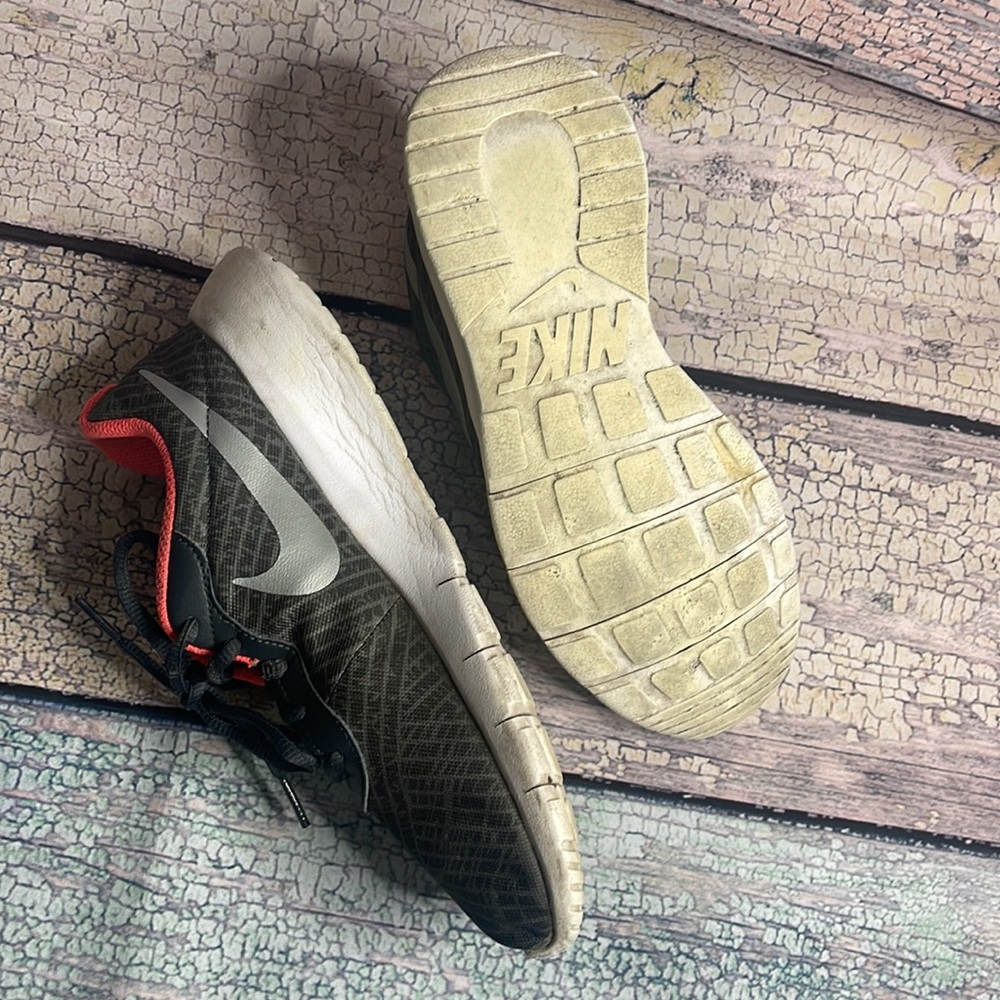 3️⃣/$15! Nikes - Picture 2 of 8